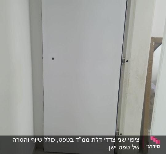 דלת לבנה מותקנת במסגרת קיר